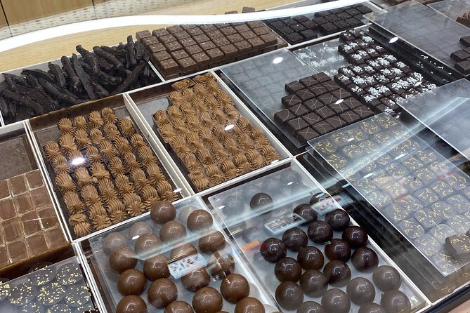 2-Hour Foodie Tour with 10 Tastings in Aix-en-Provence - Macarons from Caroline’s