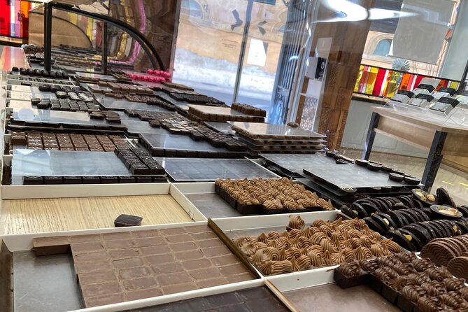2-Hour Foodie Tour with 10 Tastings in Aix-en-Provence - Puyricard chocolate and Aix’s sweet tooth