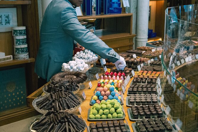 A Morning in Paris Food Tour: Croissants, Baguettes & Chocolate - Quiche and tea at two classic Paris addresses