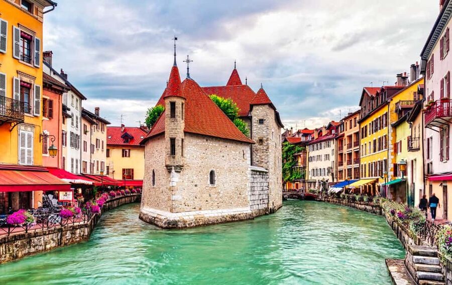Annecy: Express Walk with a Local in 60 minutes - Cathédrale Saint-Pierre and the city’s story
