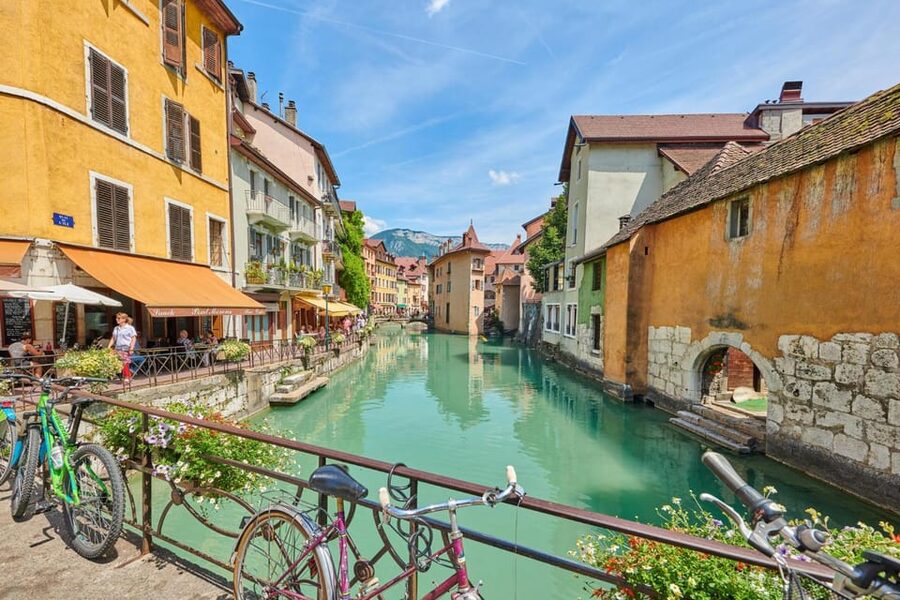 Annecy: Express Walk with a Local in 60 minutes - Le Palais de l’Île and the old-town lanes