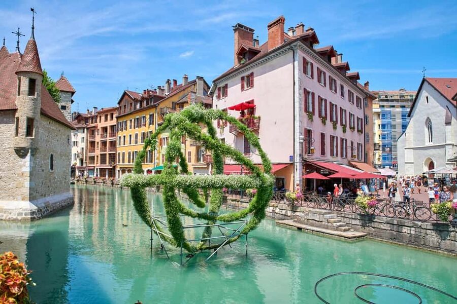 Annecy: Express Walk with a Local in 60 minutes - Food, cafés, bars, and local advice