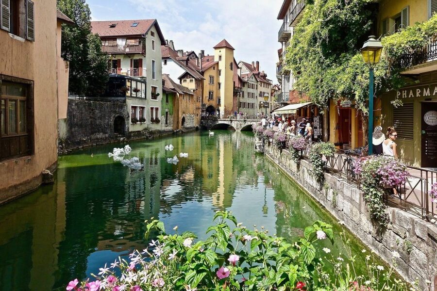 Annecy: Private Guided Tour - Discover "Venice of the Alps" - Annecy begins at the town hall fountain