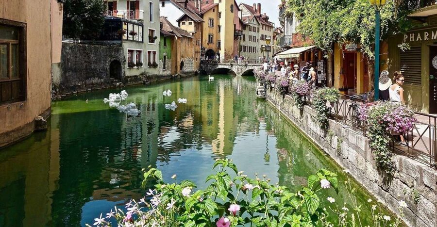 Annecy: Private Guided Tour - Discover "Venice of the Alps" - The Bridge of Lovers and Annecy’s lake