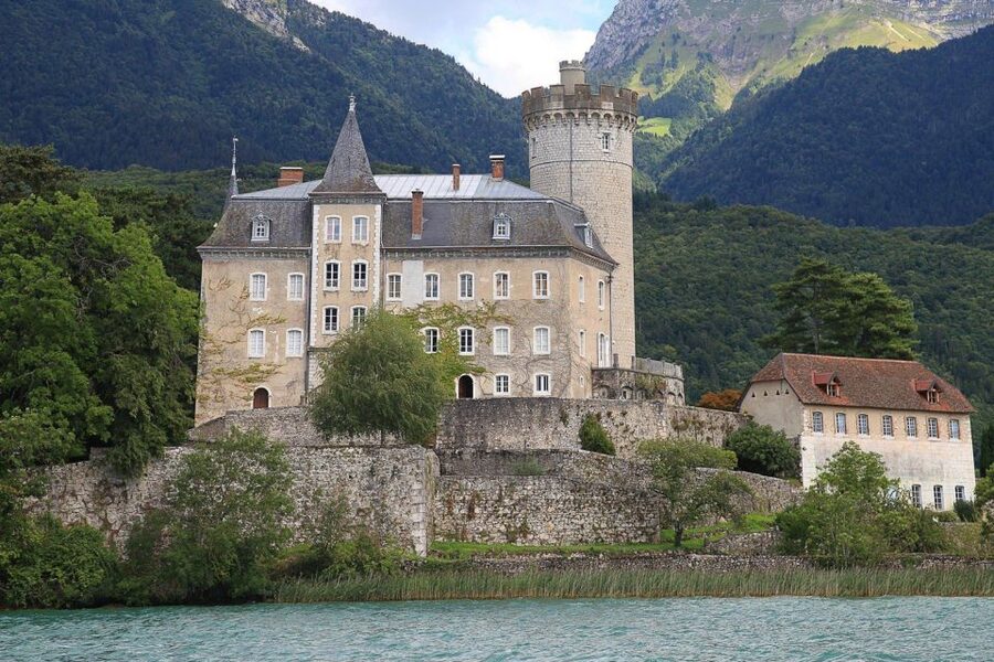 Annecy: Private Guided Tour - Discover "Venice of the Alps" - What the Savoie focus adds