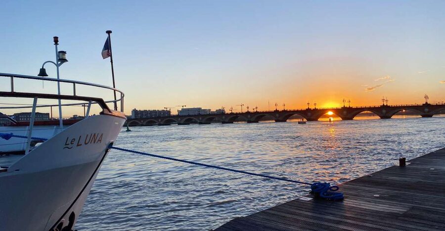 Aperitive guided cruise « Wine and Canelé » - Starting beside the Water Mirror and Porte Cailhau