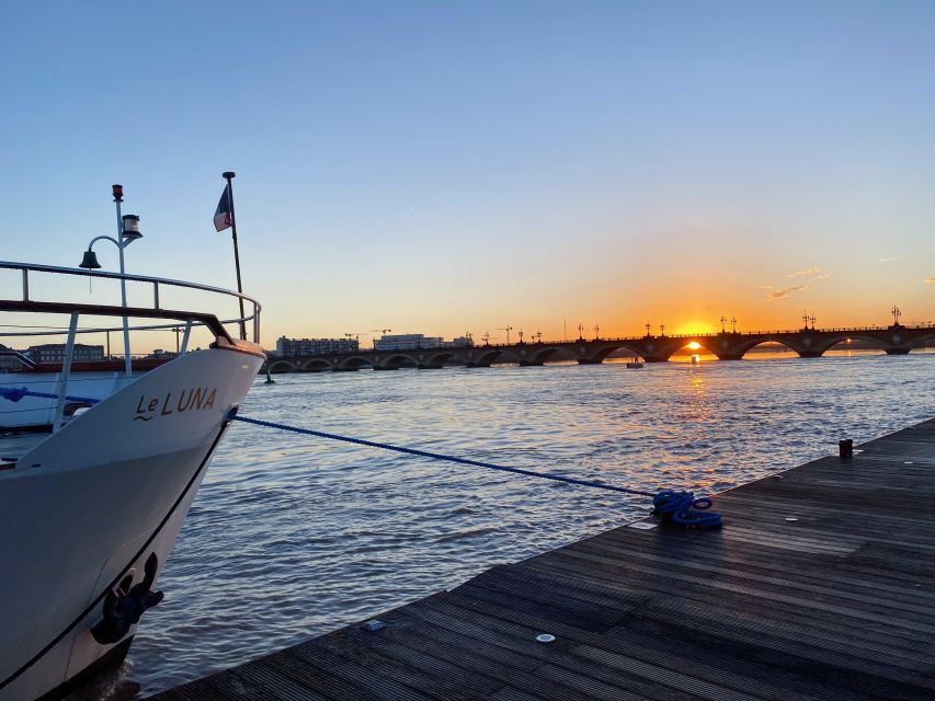 Aperitive guided cruise « Wine and Canelé » - The return trip adds wine, music, and a canelé