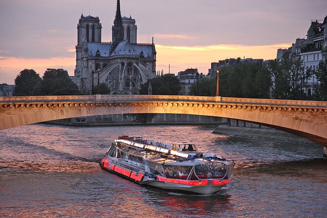 Bateaux Mouches Dinner Cruise on the Seine River in Paris - The Louvre, Hôtel de Ville, and the medieval center