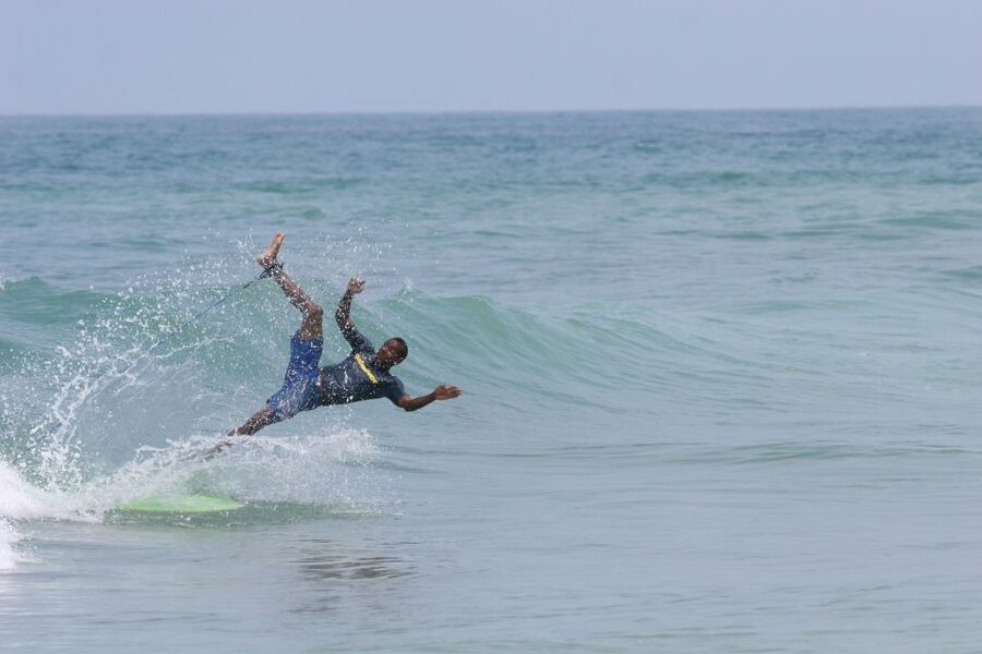 Biarritz : Cours de surf sur la côte Basque. - The view toward the Pyrenees adds something special