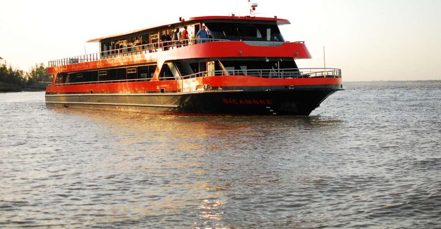 Bordeaux: 2-Hour River Dinner Cruise - Leaving Quai des Chartrons for a new view of Bordeaux
