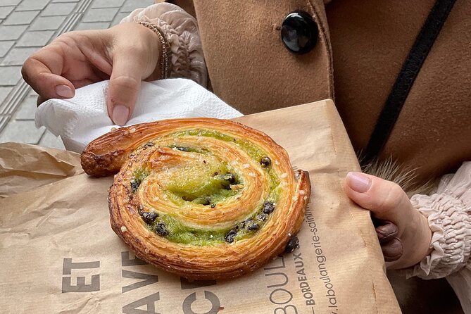 Bordeaux: Best of French Chocolate and Pastry Tasting Tour - Starting at the Grosse Cloche with a sweet tooth