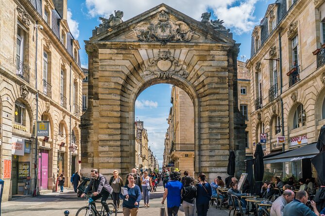 Bordeaux Food Tour – A Full French Meal by Do Eat Better - Walking through old Saint-Pierre