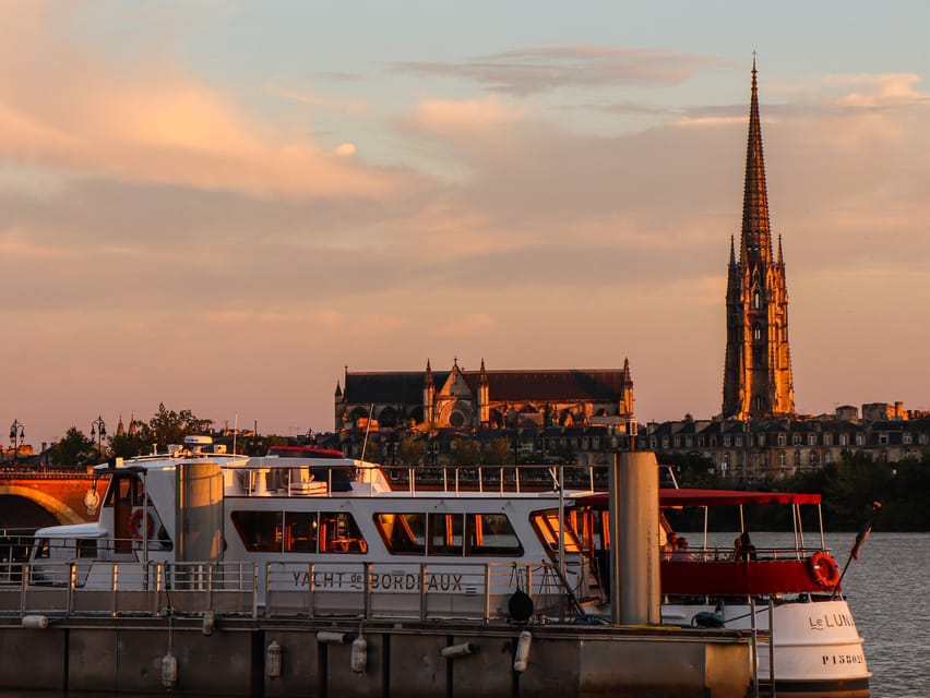 Bordeaux: Garonne River Yacht Cruise with Brunch - Brunch on a moving Garonne view