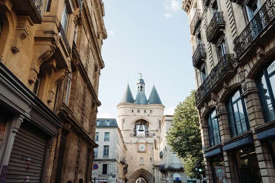 Bordeaux: Guided Food and Wine Tour with Tastings - Cheese, terroir, and a family chocolate shop