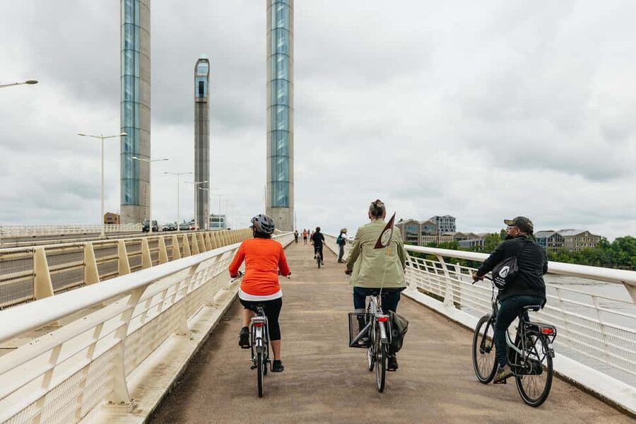 Bordeaux: Historic Center & Chartrons District Bike Tour - Why a bike is a smart way to meet Bordeaux