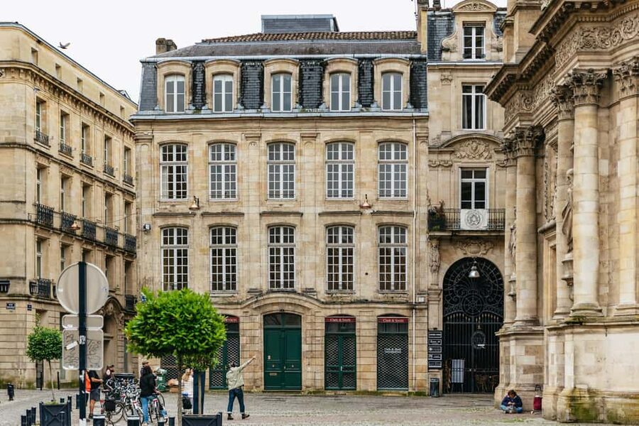 Bordeaux: Historic Center & Chartrons District Bike Tour - Churches, courts, and the old city center