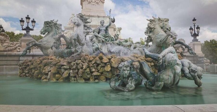 Bordeaux : Must-See Attractions Walking Tour - Porte Dijeaux and the city’s main shopping axis