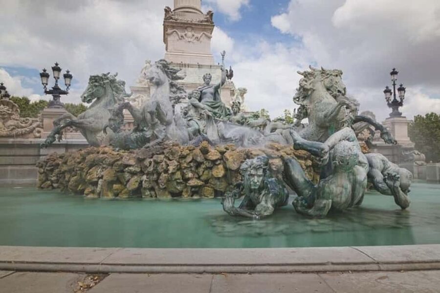 Bordeaux : Must-See Attractions Walking Tour - Grosse Cloche and Bordeaux’s older city