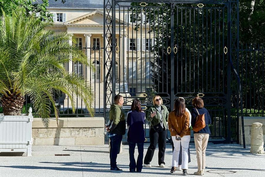 Bordeaux: Saint-Emilion and Medoc Full-Day Wine Experience - The minivan, group size, and pace