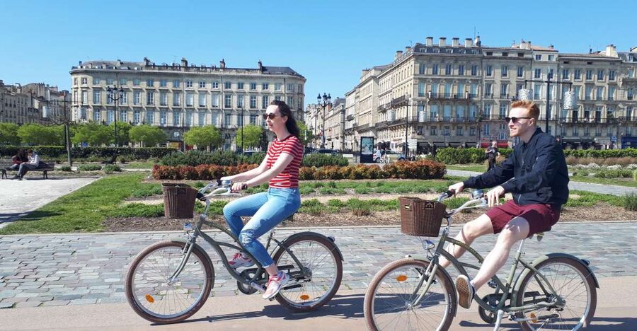 Bordeaux: Top Landmarks & Historic Bike Tour - A local treat in the Jardin Public