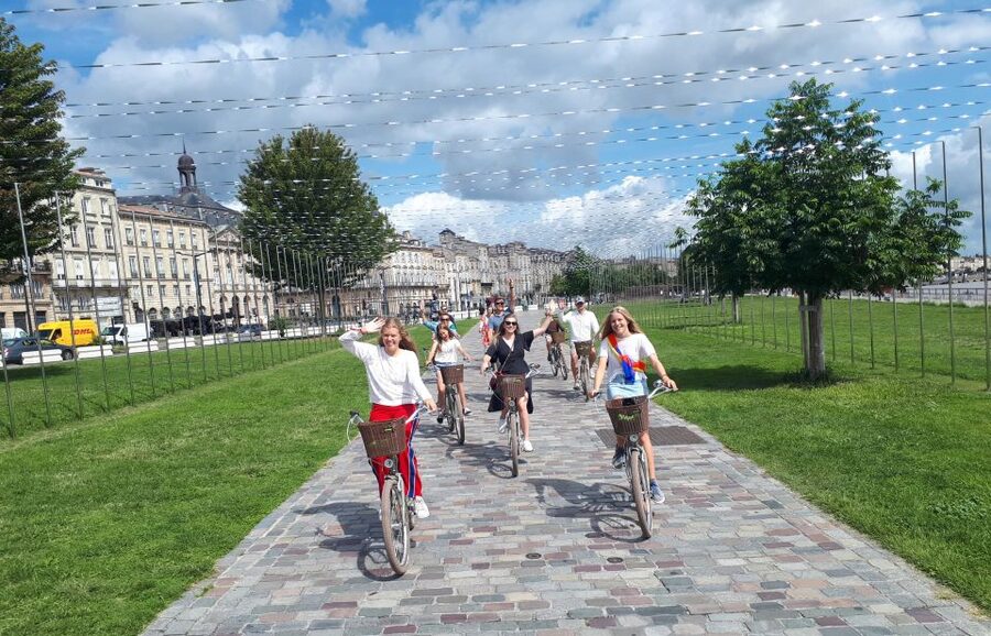 Bordeaux: Top Landmarks & Historic Bike Tour - Miroir d’eau and Porte Cailhau