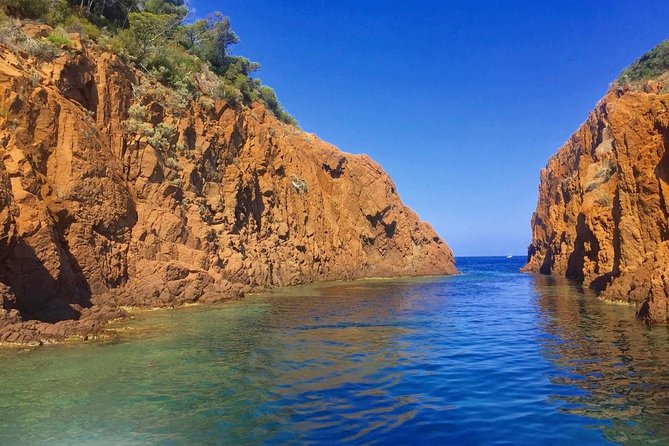 Calanques and red rocks - Departure Saint Raphaël - The swimming stop in a clear coastal cove