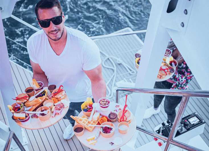 Catamaran Lucile | Sunday brunch - A brunch designed for a social boat day