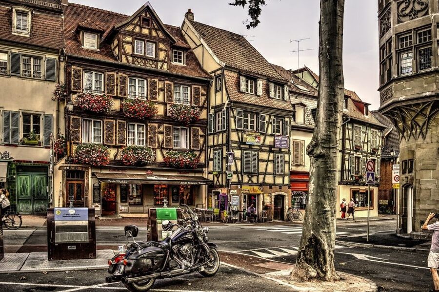 Colmar: Private Guided Walking Tour of the City Center - Reading Colmar through Vieux Colmar