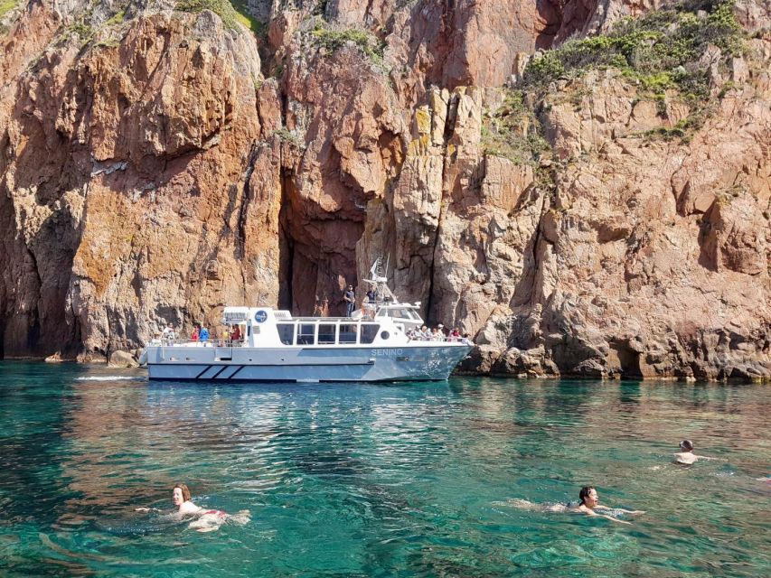 Croisière visite des Calanques de Piana Baignade en vedette - The guide and onboard atmosphere