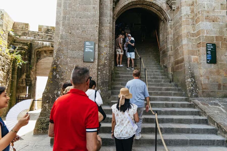Day Trip to Mont-Saint-Michel from Paris - Reaching Mont-Saint-Michel Abbey