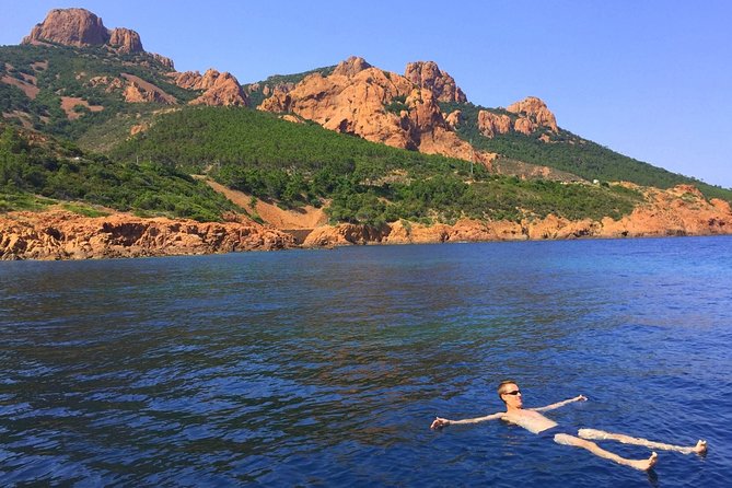 Departure from Fréjus: Estérel, Calanques and red rocks - Commentary and language: what to expect