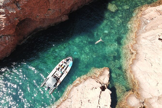 Departure from Saint-Raphaël - The creeks of Estérel - Cap Dramont and the red volcanic cliffs