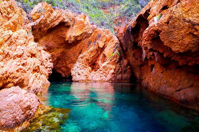 Departure from Saint-Raphaël - The creeks of Estérel - Swimming and snorkeling in a sheltered cove