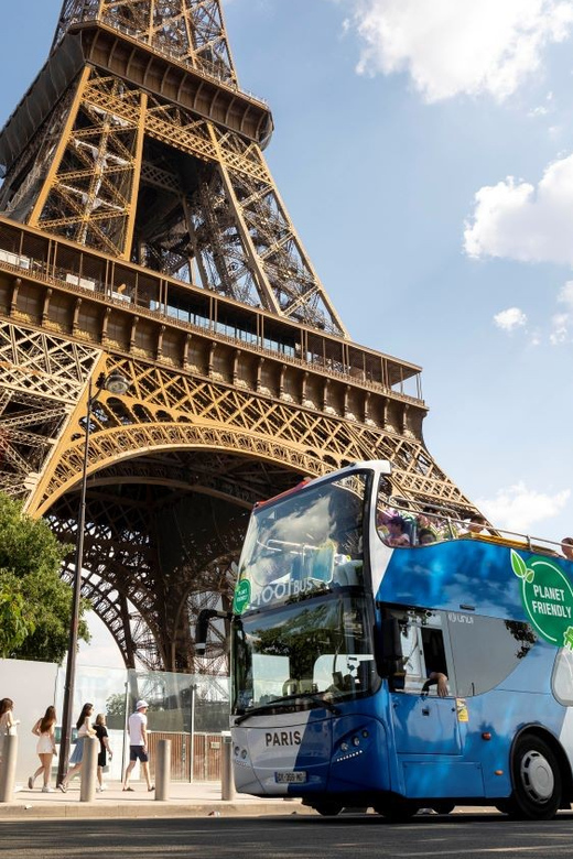 Disneyland Paris: Bus Sightseeing Tour in Paris - Arriving by the Eiffel Tower