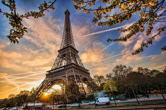 Eiffel Tower Dedicated Reserved Access Top or 2nd floor by lift - Guides who can make the difference
