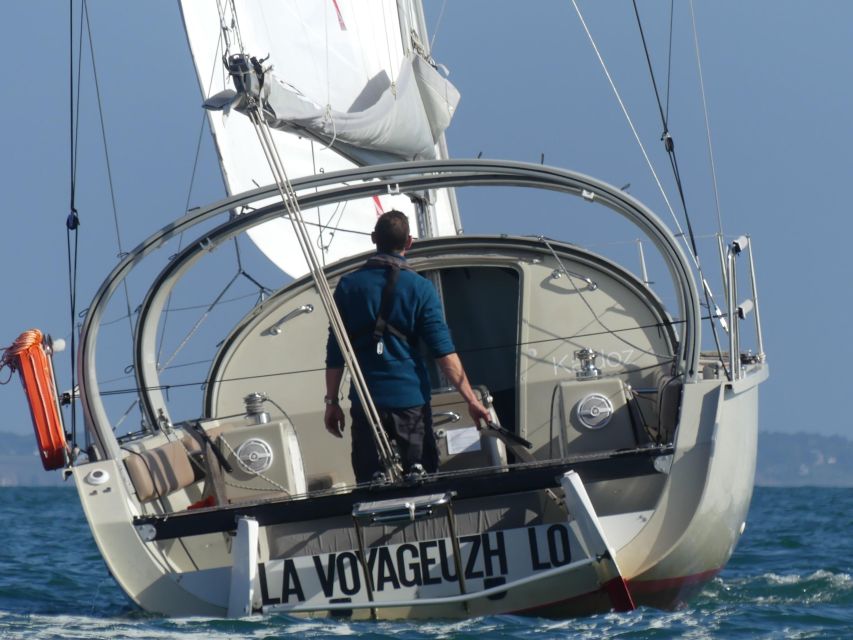 Evening aperitif cruise at the entrance of Morbihan's Gulf - Leaving the harbor and raising the sails