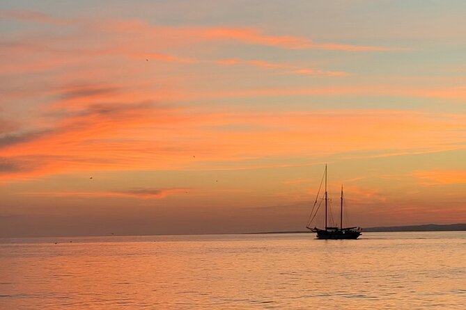 Evening cruise at sunset - Food, rose wine, and the onboard mood