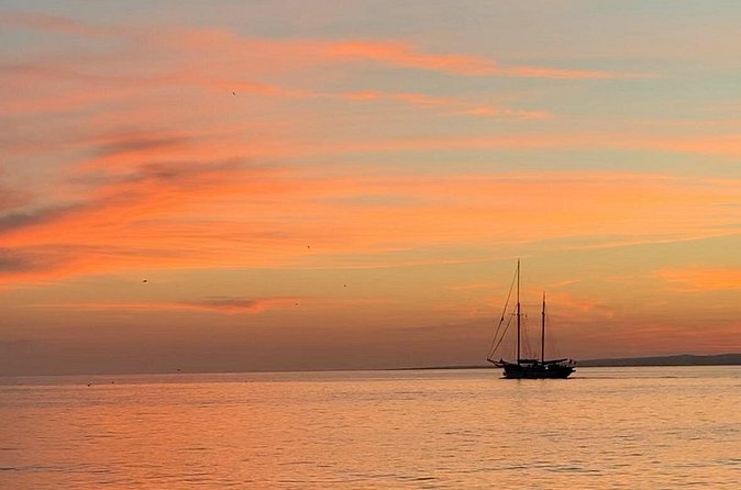 Evening cruise at sunset - A crew that shapes the evening