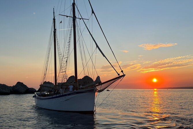 Evening cruise at sunset - Entering the Calanques National Park
