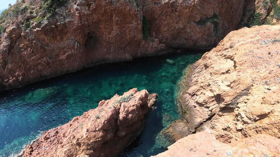 Fréjus: Sea and Creeks Boat Tour with Snorkeling and Drinks - Red volcanic cliffs between Fréjus and Cap Dramont