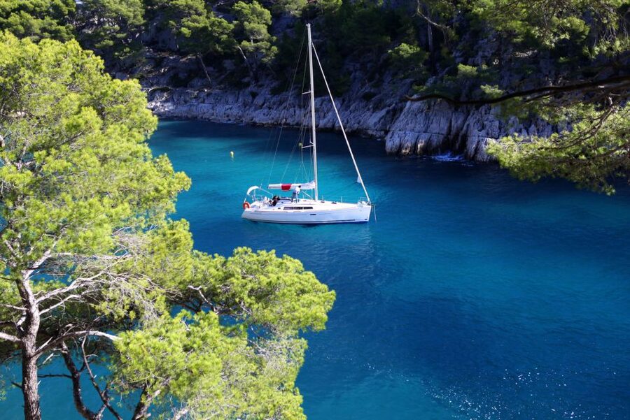 From Aix: Cassis Boat Ride & Provence Wine Tasting Day Tour - Walking Cassis, then choosing your own lunch
