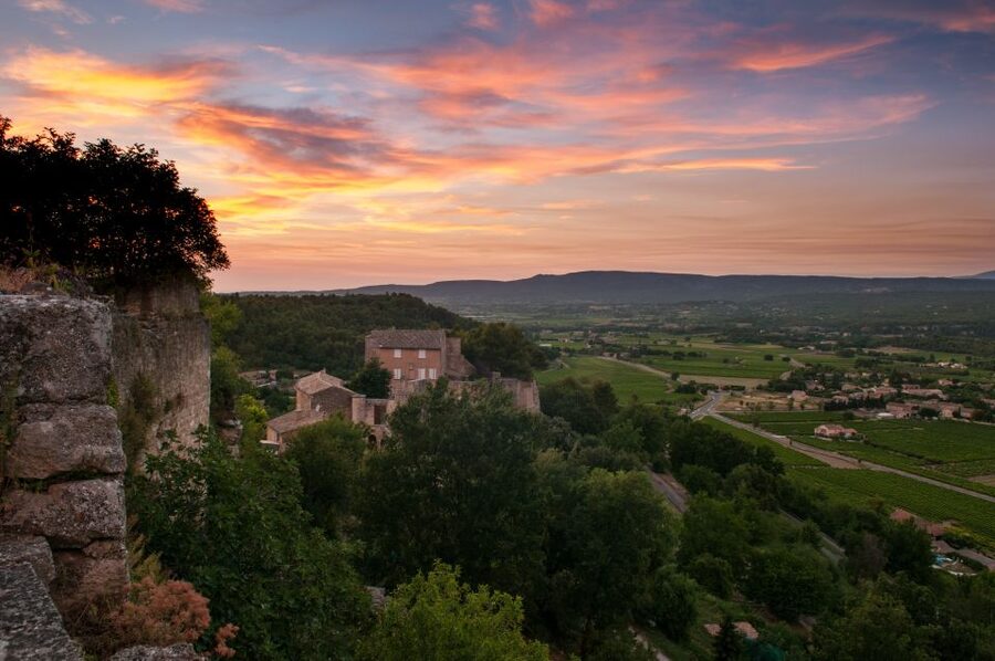 From Avignon: Luberon Villages Day Tour - Fontaine de Vaucluse and the green Sorgue