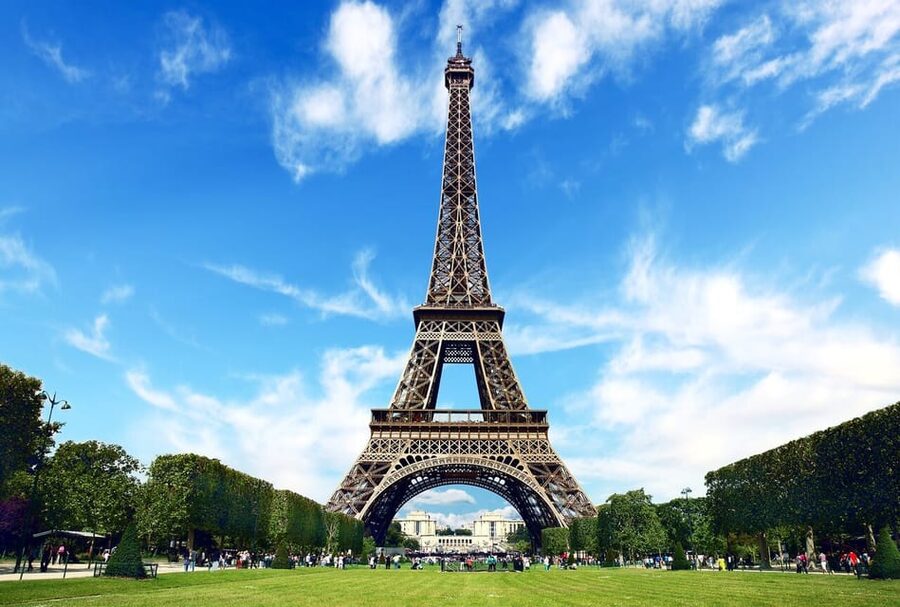 From London: Paris Day Trip with Lunch on Eiffel Tower - The guide makes the packed schedule easier