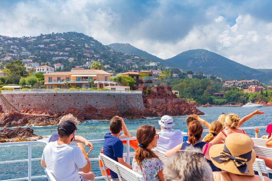 From Mandelieu: Corniche d'Or Sightseeing Cruise with Guide - What the French commentary adds