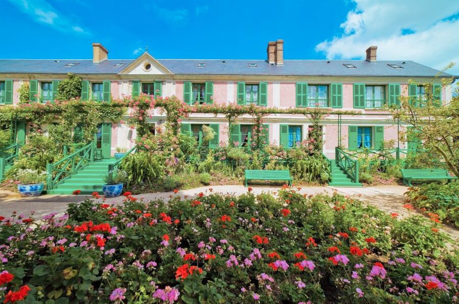 From Paris: Day Trip to Giverny & Versailles with Lunch - A traditional lunch in the French countryside