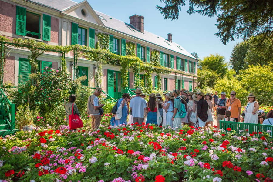 From Paris: Day Trip to Giverny & Versailles with Lunch - Live guide or audio guide?