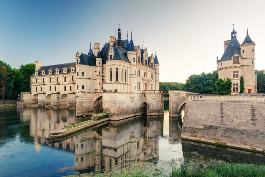 From Paris: Full-Day Loire Valley Chateaux Tour - Guided tour or audio guide?