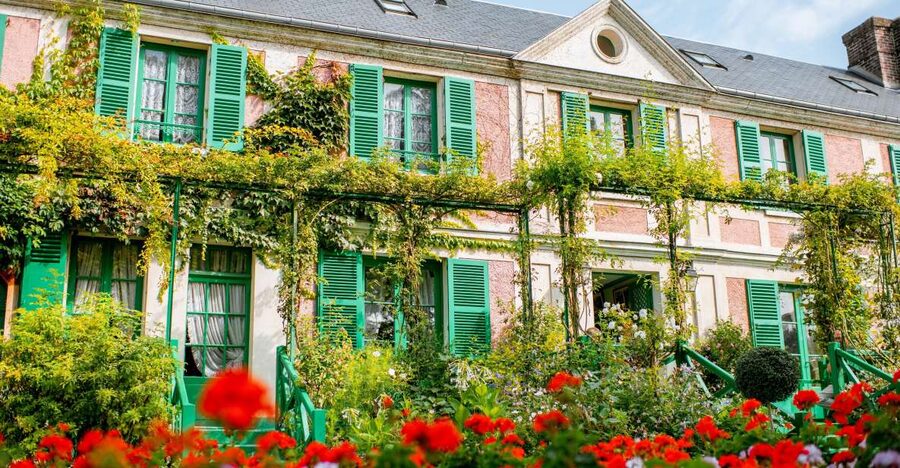 From Paris: Giverny and Versailles Palace Guided Day Trip - Who should book this day trip?