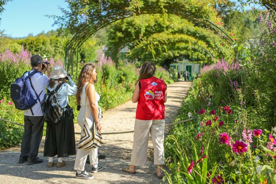 From Paris: Giverny Day Trip with Audio Guide or Live Guide - Live guide, audio guide, or independent time?