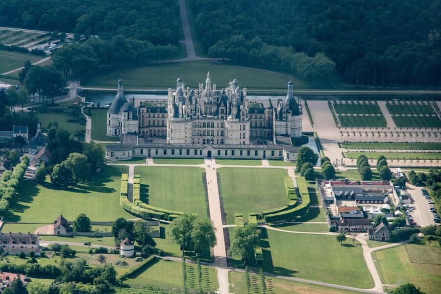 From Paris: Loire Valley Castles Day Trip With Wine Tasting - Two hours in Blois for lunch and a short walk